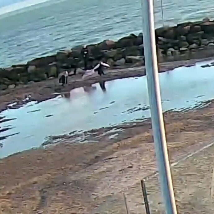 Madre e figlia affondano nella sabbia della laguna: salve per un soffio. La giornata al mare trasformata in incubo – Video