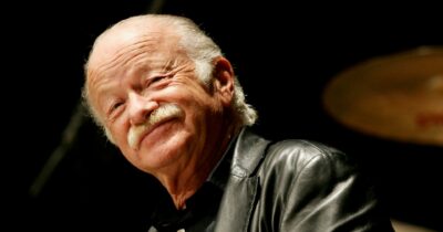 Copertina di Su nel cielo in una stanza: l’Italia piange Gino Paoli, re della canzone d’autore