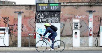 Copertina di Carburanti, Urso: “In Italia meno aumenti che negli altri Paesi europei”. Ma omette la riforma di Sanchez (e la fine degli sconti)