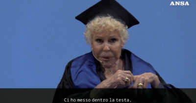 Copertina di Gino Paoli morto, l’elogio di Ornella Vanoni: “La mia vita è cambiata incontrandolo. Era un ragazzo bruttino e gli ho detto ‘mi scriveresti una canzone?'”