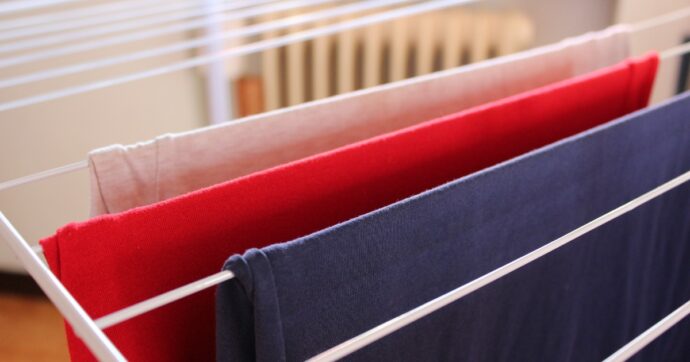 “Asciugare i panni sul termosifone fa male alla salute, aumentano muffe e problemi respiratori”: l’allarme degli scienziati