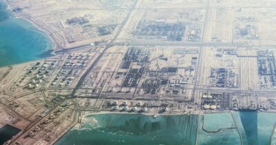 Copertina di Il petrolio risale sopra 100 dollari al barile. Teheran: “Attacchi di Usa e Israele a infrastrutture del gas dopo che Trump ha annunciato la tregua”