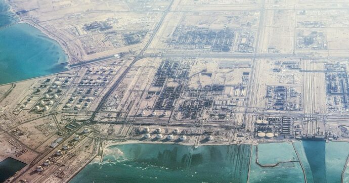 Il petrolio risale sopra 100 dollari al barile. Teheran: “Attacchi di Usa e Israele a infrastrutture del gas dopo che Trump ha annunciato la tregua”