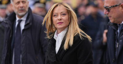 Copertina di Giorgia Meloni, da leader quasi invincibile ad anatra zoppa: il volto trasfigurato della premier