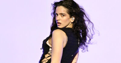 Copertina di Rosalia si sente male e ferma il concerto a Milano: “Vomito. Ho una intossicazione alimentare. Non ce la faccio. Scusatemi, vi amo”. Undicimila fan a bocca asciutta