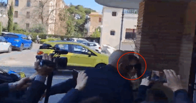 Copertina di “Ha intenzione di dimettersi?”, Santanchè non risponde ai giornalisti (arrivando 30 minuti in ritardo al Ministero)