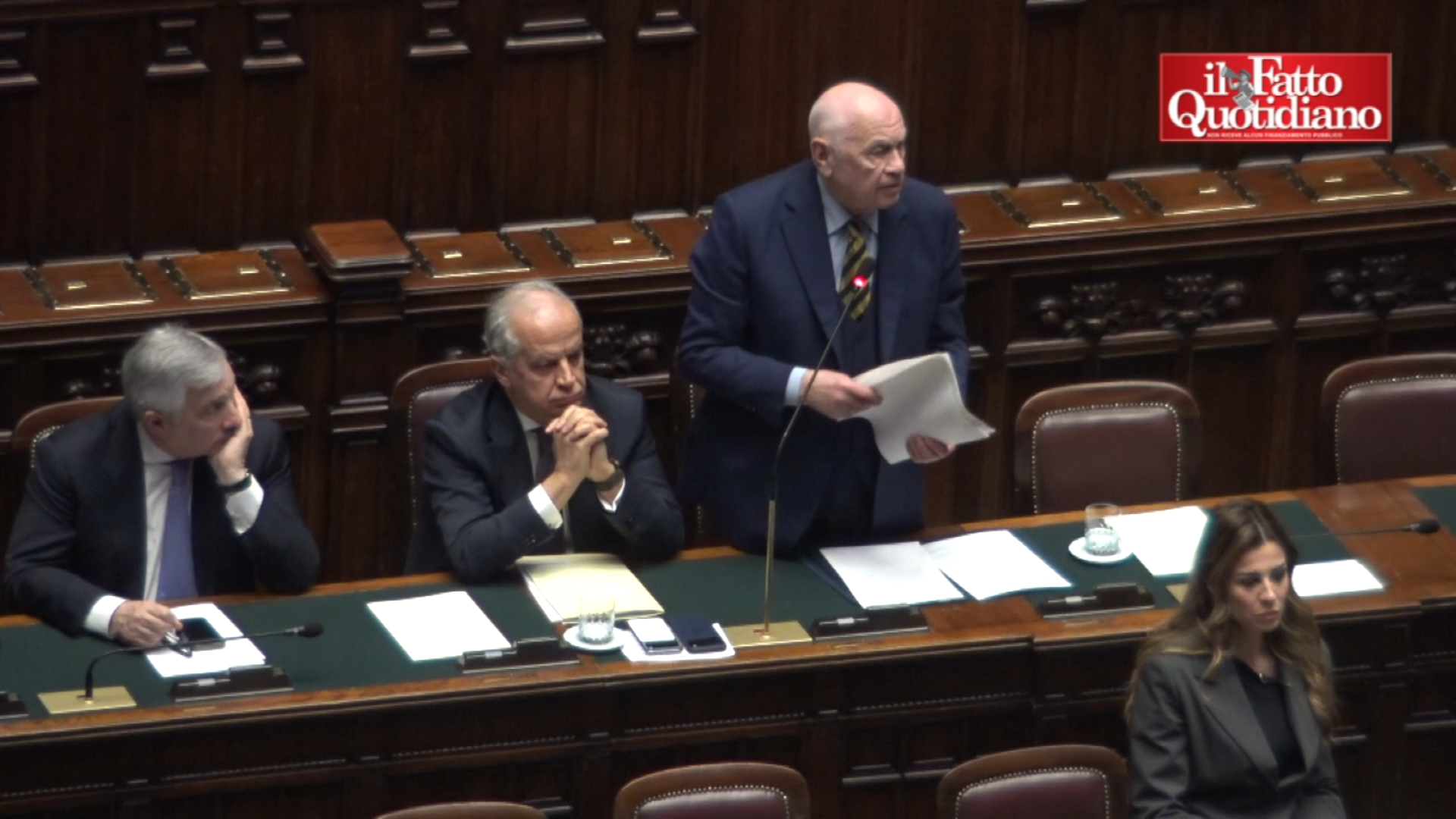 “Nessun ragione perché mi dimetta”: l’autodifesa quasi solitaria di Nordio, tra i banchi vuoti degli alleati e gli attacchi delle opposizioni