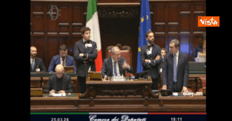 Copertina di Santanchè si dimette, la notizia arriva alla Camera e scatta l’applauso. Lo stupore di Mulè: “Pensavo fosse rivolto a me…” – Video