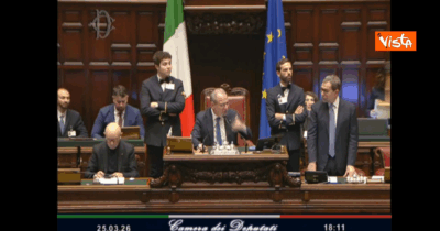 Copertina di Santanchè si dimette, la notizia arriva alla Camera e scatta l’applauso. Lo stupore di Mulè: “Pensavo fosse rivolto a me…” – Video