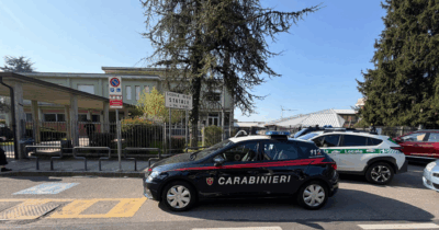 Copertina di Studente di terza media accoltella un’insegnante di 57 anni fuori da scuola nel Bergamasco. La donna è grave