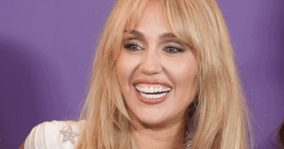 Copertina di “Ho avuto esperienze con droghe e alcol, prevedibile. Vivevo in perenne stato di euforia, non riuscivo a uscire dalla spirale”: Miley Cyrus e il ventennale di “Hannah Montana”