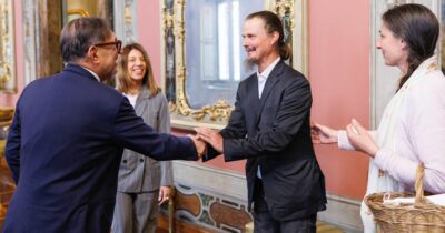 Copertina di Famiglia nel bosco, La Russa incontra i genitori e frena: “Decisioni giudici non in discussione”. Catherine in lacrime: “Vogliamo tornare insieme”