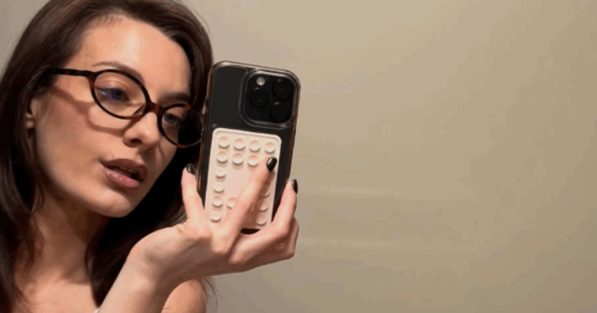 “Ho scoperto che l’alcol attutiva tutto. Camuffavo bene la mia dipendenza ma i segni c’erano, dal dimagrimento ai problemi intestinali. Il primo passo per uscirne è smettere di vergognarsi”: parla Giulia Boverio