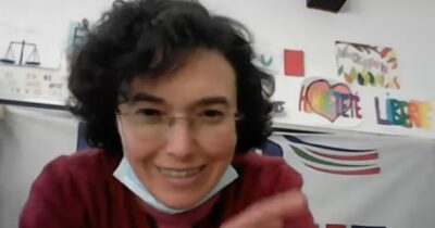 Copertina di Le prime parole della prof accoltellata dallo studente 13enne: “Non ho rabbia né paura. Voglio tornare a insegnare”