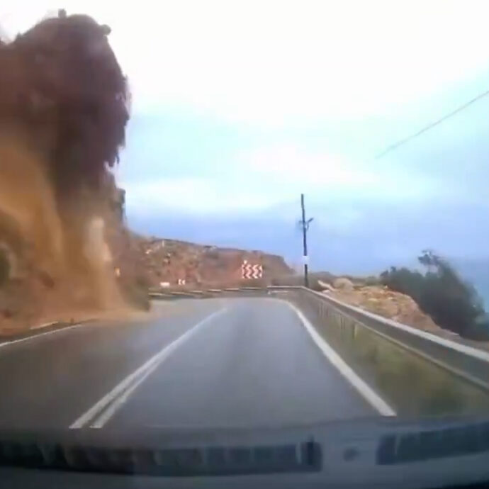 Frana travolge un’auto: la dashcam della vettura riprende il momento del crollo. Le impressionanti immagini