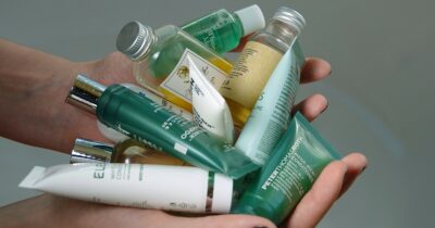 Copertina di Addio ai mini-shampoo in hotel e alle bustine di ketchup: l’Unione Europea vieta le confezioni di plastica monouso, ecco quando scatta il divieto