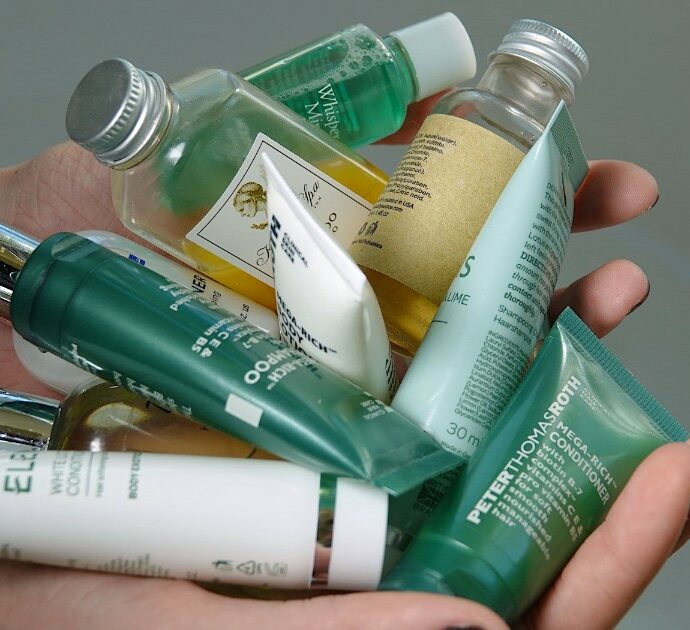 Addio ai mini-shampoo in hotel e alle bustine di ketchup: l’Unione Europea vieta le confezioni di plastica monouso, ecco quando scatta il divieto