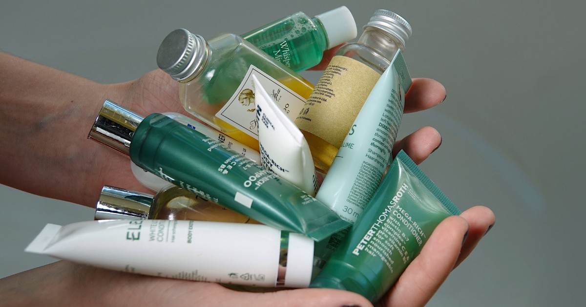 Addio ai mini-shampoo in hotel e alle bustine di ketchup: l’Unione Europea vieta le confezioni di plastica monouso, ecco quando scatta il divieto