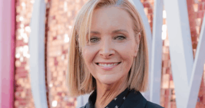 Copertina di “Ho fatto il botox per la prima volta a 60 anni. Mi ha creato questo e quindi credo che non lo farò mai più”: Lisa Kudrow arriva a un appuntamento con occhi irritati e uno “strano disegno sulla fronte”