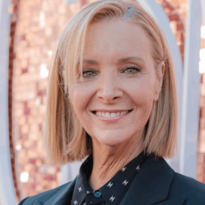 “Ho fatto il botox per la prima volta a 60 anni. Mi ha creato questo e quindi credo che non lo farò mai più”: Lisa Kudrow arriva a un appuntamento con occhi irritati e uno “strano disegno sulla fronte”