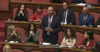 Copertina di “Scempio che va avanti da tre anni, Santanché si dimetta”: l’annuncio in Aula del Movimento 5 stelle che presenta la mozione di sfiducia