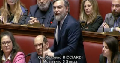 Copertina di Ricciardi (M5s): “Meloni pensa di coprire il sistema di potere facendo dimettere Bartolozzi, Delmastro e Santanché. Con la vittoria del sì sarebbero ancora al loro posto”