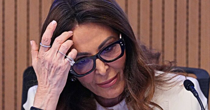 Caso Santanchè, mozione di sfiducia di tutte le opposizioni: la ministra resiste nonostante l’invito di Meloni a lasciare