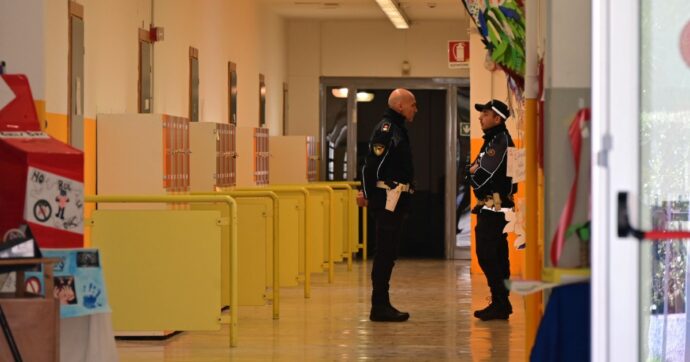 Prof accoltellata dallo studente, parlano gli alunni di Trescore: “Se cercassero le armi, le troverebbero”