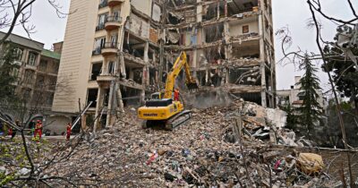 Copertina di Media: “Entro 48 ore svolta nei colloqui Usa-Iran”. Washington chiede la riapertura di Hormuz, Teheran vuole mantenere il programma missilistico