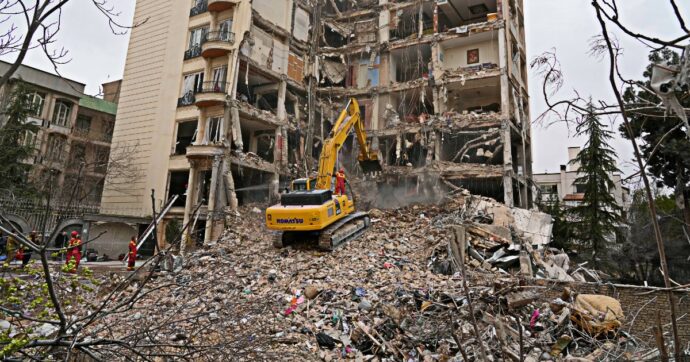 “Riapertura Hormuz e smantellamento delle capacità nucleari”: il piano Usa. L’Iran deride Trump: “Siete così nei guai che negoziate con voi stessi”