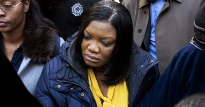 I sospetti sui versamenti in contanti e le ricerche su Epstein: Tova Noel, l’ultima guardia a vederlo vivo, chiamata a testimoniare