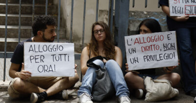Copertina di Per gli universitari la casa resta inaccessibile mentre è record di investimenti privati negli studentati. Il caso del Villaggio Olimpico di Milano