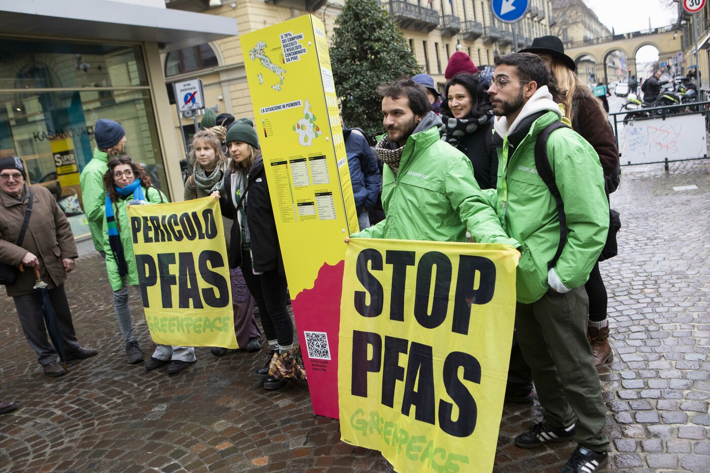 Pfas, nuovo allarme: “Non solo nell’acqua, si disperdono anche nell’aria a causa delle procedure di smaltimento”