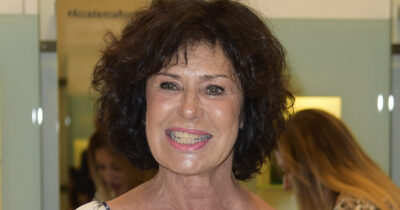 Copertina di “‘La boutique’ è chiusa ormai da 7/8 anni e vivo con il bassotto Vasco Rossi. Penso sempre più spesso: peccato non esser stata lesbica!”: lo confessa Corinne Clery