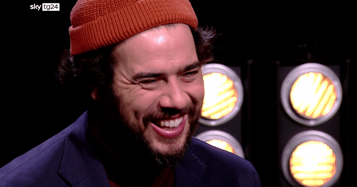 “Mi confondono con Zanotti dei Pinguini. Ho dovuto cambiare cappellino per distinguermi. Ora mi scambiano per il cattivo di ‘Mamma ho perso l’aereo'”: così Andrea Pisani