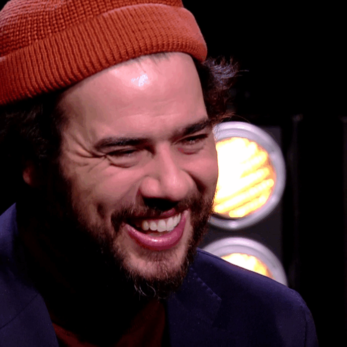 “Mi confondono con Zanotti dei Pinguini. Ho dovuto cambiare cappellino per distinguermi. Ora mi scambiano per il cattivo di ‘Mamma ho perso l’aereo'”: così Andrea Pisani