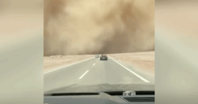 Copertina di Un’enorme nuvola di polvere avvolge l’autostrada: le immagini della tempesta di sabbia che si è abbattuta in Egitto
