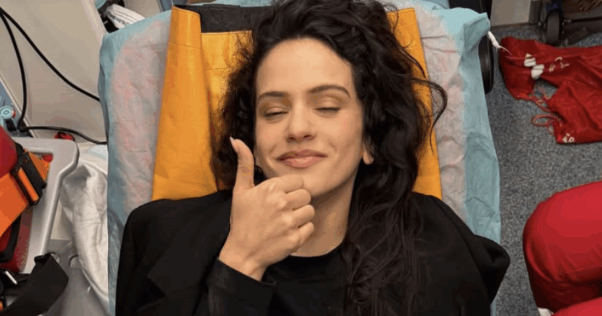 “Mi sento meglio, grazie anche per la comprensione a tutti coloro che erano presenti al concerto”: Rosalia “riappare” in barella. Su eventuali rimborsi per ora tutto tace