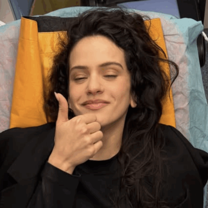 “Mi sento meglio, grazie anche per la comprensione a tutti coloro che erano presenti al concerto”: Rosalia “riappare” in barella. Su eventuali rimborsi per ora tutto tace