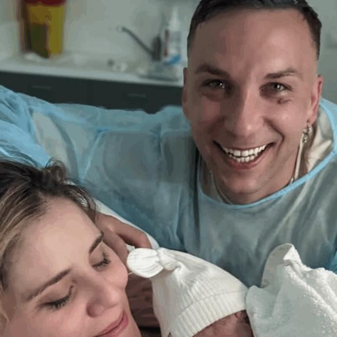 Briga è diventato papà, è nata allegra: “Figlia di un immenso amore”. Il cantante in ospedale con la moglie Arianna Montefiori: “È un premio al nostro non abbatterci”