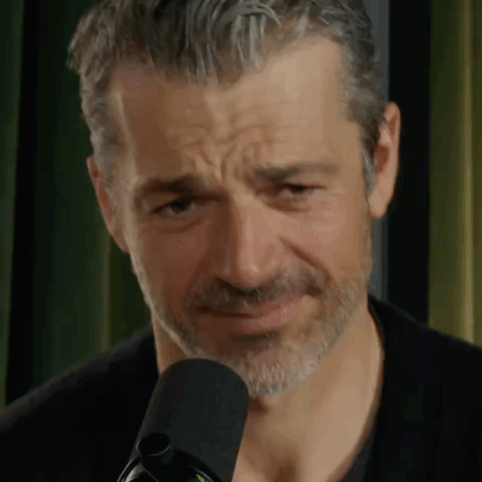 “Ho un unico grosso problema: sono permaloso. Mi rilasso ballando musica elettronica alle 4 del mattino con mia moglie Cristina”: così Luca Argentero