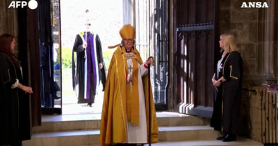 Copertina di Una donna per la prima volta leader della Chiesa d’Inghilterra: Sarah Mullally si insedia come arcivescova di Canterbury – Video