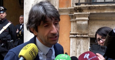 Copertina di Donzelli: “Dimissioni Santanché? Necessità di dare un segnale. Non è un tema di giustizia, ci sono persone condannate che per noi hanno piena dignità”