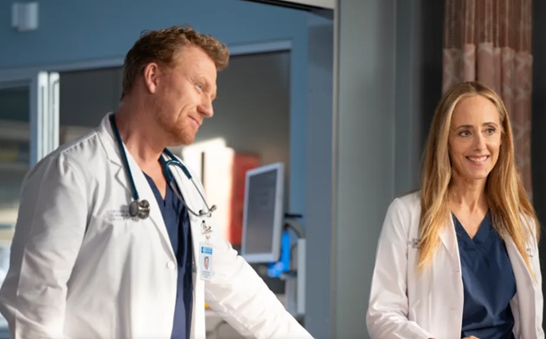 Il dottor Owen Hunt e la dottoressa Teddy Altman lasciano Grey’s Anatomy: l’annuncio degli attori Kevin McKidd e Kim Raver