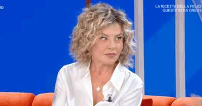 Copertina di “Il seno mi si stava gonfiando e avevo un forte dolore ma ho fatto finta di niente. Alla fine sono stata operata d’urgenza per una capsulite”: il racconto di Eva Grimaldi