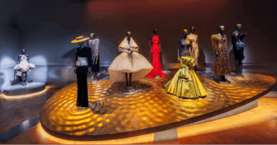 Copertina di Da Dalí a Dua Lipa, la grande mostra su Schiaparelli: il viaggio nella storia stilista che ha trasformato la moda in arte al V&A Museum di Londra