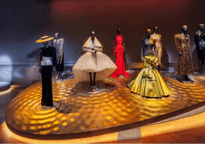 Da Dalí a Dua Lipa, la grande mostra su Schiaparelli: il viaggio nella storia stilista che ha trasformato la moda in arte al V&A Museum di Londra