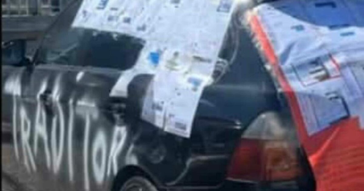 “Traditore, m***a, quando lei non era disponibile ti sei ricordato di amarmi”: scopre che il fidanzato è infedele e si vendica tappezzandogli l’auto con le chat con l’amante