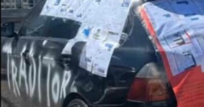 Copertina di “Traditore, m***a, quando lei non era disponibile ti sei ricordato di amarmi”: scopre che il fidanzato è infedele e si vendica tappezzandogli l’auto con le chat con l’amante