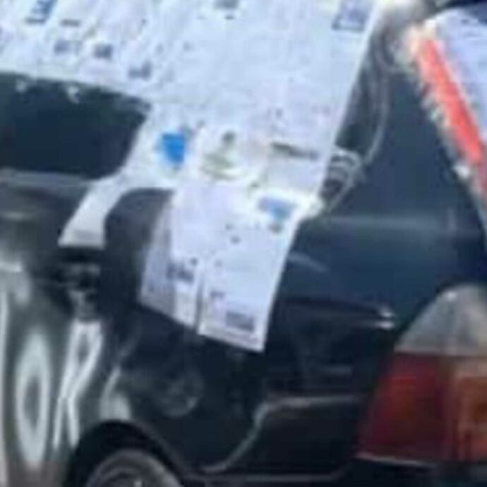 “Traditore, m***a, quando lei non era disponibile ti sei ricordato di amarmi”: scopre che il fidanzato è infedele e si vendica tappezzandogli l’auto con le chat con l’amante